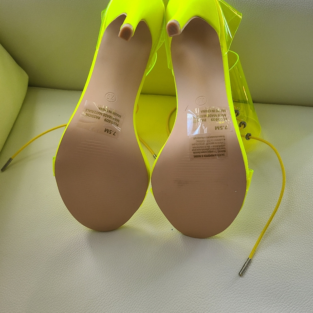 Cape Robbin 💚💛 Neon 💛💚 yellow heels - Picture 9 of 13